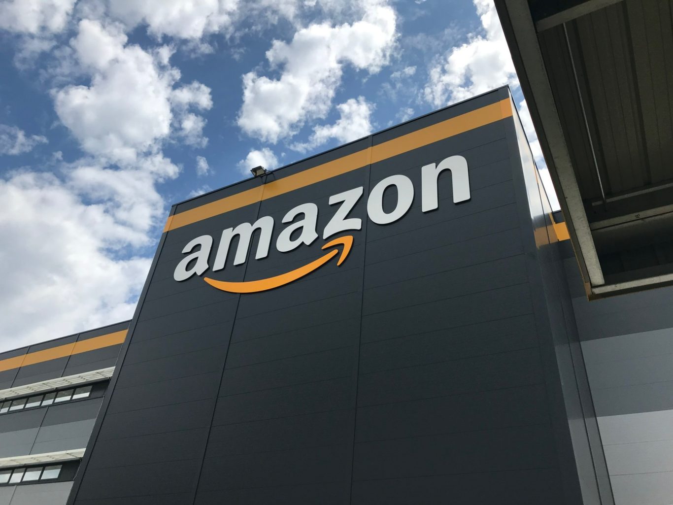 enseigne Amazon Brétigny sur Orge Essonne enseigne Amazon Brétigny sur Orge Essonne